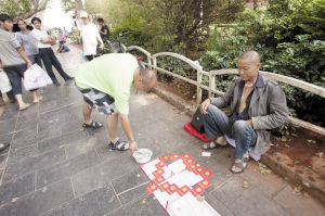 路人向董仲彬伸出援助之手 都市時報記者 楊海冬 攝 路人向董仲彬伸出援助之手 都市時報記者 楊海冬 攝